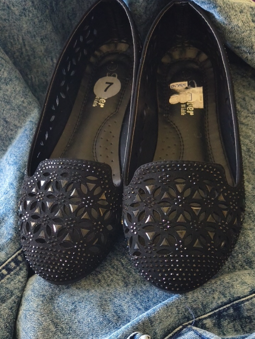 ADORABLE Studded Cut Out Black Flats NWT Size 7WW
